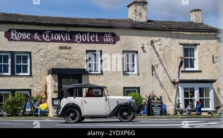 Autos bei der Beamish Relability Oldtimer-Rallye 2024 am Rose and Crown Hotel in Bainbridge, Yorkshire Dales, Großbritannien. Stockfoto