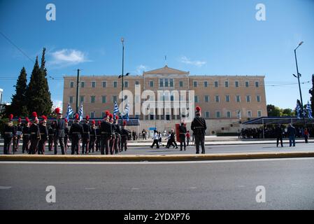 Athen, Griechenland. Oktober 2024. Athen, Griechenland, 28. Oktober 2024. Schüler aus mehr als 200 Schulen in Athen, Griechenland, nahmen an der Parade zur Nationalfeier am 28. Oktober 2024 Teil. (Foto: Kostas Galanis/SIPA USA) Credit: SIPA USA/Alamy Live News Stockfoto