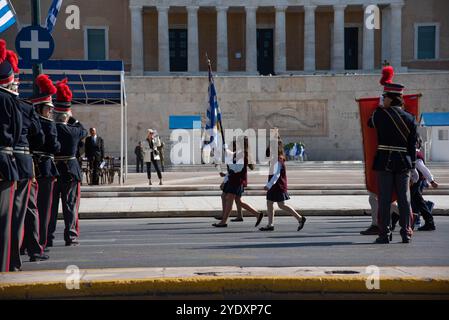 Athen, Griechenland. Oktober 2024. Athen, Griechenland, 28. Oktober 2024. Schüler aus mehr als 200 Schulen in Athen, Griechenland, nahmen an der Parade zur Nationalfeier am 28. Oktober 2024 Teil. (Foto: Kostas Galanis/SIPA USA) Credit: SIPA USA/Alamy Live News Stockfoto