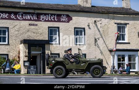 Autos bei der Beamish Relability Oldtimer-Rallye 2024 am Rose and Crown Hotel in Bainbridge, Yorkshire Dales, Großbritannien. Stockfoto