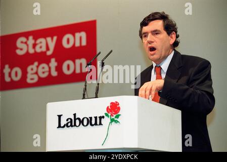 Gordon Brown, Finanzminister, sprach auf der Pressekonferenz der Labour Party "Stay on Get On" 1997 in London, England, Vereinigtes Königreich Stockfoto