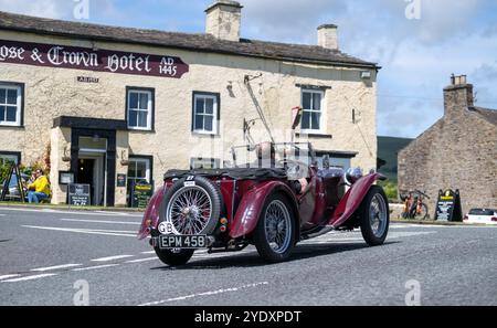 Autos bei der Beamish Relability Oldtimer-Rallye 2024 am Rose and Crown Hotel in Bainbridge, Yorkshire Dales, Großbritannien. Stockfoto