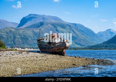 Corpach Schiffswrack am Kiesstrand von Loch Linnhe im Dorf Caol, übersehen von Ben Nevis und Nevis Range in Lochaber, Scottish Highlands, Schottland Stockfoto