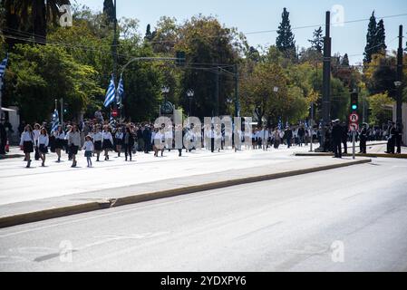 Athen, Griechenland. Oktober 2024. Athen, Griechenland, 28. Oktober 2024. Schüler aus mehr als 200 Schulen in Athen, Griechenland, nahmen an der Parade zur Nationalfeier am 28. Oktober 2024 Teil. (Foto: Kostas Galanis/SIPA USA) Credit: SIPA USA/Alamy Live News Stockfoto