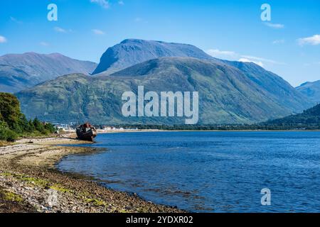 Corpach Schiffswrack am Kiesstrand von Loch Linnhe im Dorf Caol, übersehen von Ben Nevis und Nevis Range in Lochaber, Scottish Highlands, Schottland Stockfoto