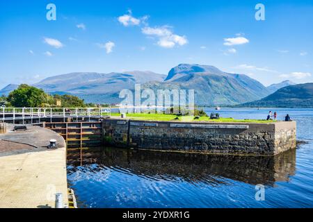 Eintritt zum Caledonian Canal am Loch Linnhe, mit Ben Nevis und der Nevis Range im Hintergrund - Corpach in Lochaber, Scottish Highlands, Schottland Stockfoto