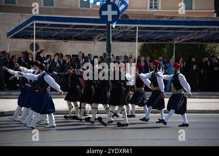 Athen, Griechenland. Oktober 2024. Athen, Griechenland, 28. Oktober 2024. Schüler aus mehr als 200 Schulen in Athen, Griechenland, nahmen an der Parade zur Nationalfeier am 28. Oktober 2024 Teil. (Foto: Kostas Galanis/SIPA USA) Credit: SIPA USA/Alamy Live News Stockfoto