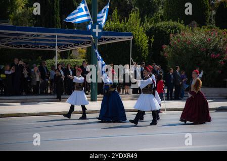 Athen, Griechenland. Oktober 2024. Athen, Griechenland, 28. Oktober 2024. Schüler aus mehr als 200 Schulen in Athen, Griechenland, nahmen an der Parade zur Nationalfeier am 28. Oktober 2024 Teil. (Foto: Kostas Galanis/SIPA USA) Credit: SIPA USA/Alamy Live News Stockfoto