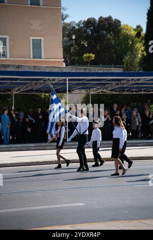 Athen, Griechenland. Oktober 2024. Athen, Griechenland, 28. Oktober 2024. Schüler aus mehr als 200 Schulen in Athen, Griechenland, nahmen an der Parade zur Nationalfeier am 28. Oktober 2024 Teil. (Foto: Kostas Galanis/SIPA USA) Credit: SIPA USA/Alamy Live News Stockfoto