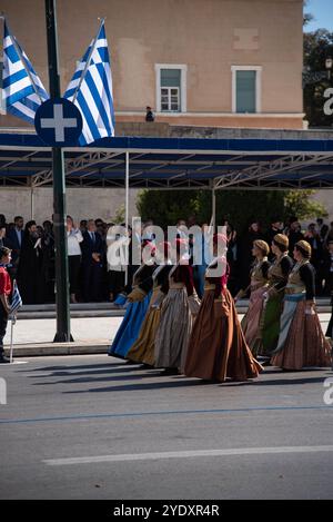 Athen, Griechenland. Oktober 2024. Athen, Griechenland, 28. Oktober 2024. Schüler aus mehr als 200 Schulen in Athen, Griechenland, nahmen an der Parade zur Nationalfeier am 28. Oktober 2024 Teil. (Foto: Kostas Galanis/SIPA USA) Credit: SIPA USA/Alamy Live News Stockfoto