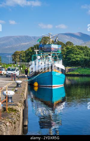 Boote im Corpach Basin, Eintritt zum Caledonian Canal, mit Ben Nevis und Nevis Range im Hintergrund - Corpach in Lochaber, Scottish Highlands, Schottland Stockfoto