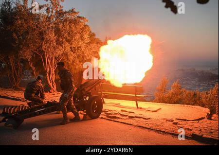 Athen, Griechenland. Oktober 2024. Griechische Soldaten feuern eine Kanone über die Stadt Athen, während die Akropolis im Hintergrund zu den Feierlichkeiten zum Ohi-Tag, dem griechischen Nationalfeiertag, zu sehen ist. Der OHI-Tag erinnert an die Ablehnung des Ultimatums des italienischen Diktators Benito Mussolini am 28. Oktober 1940 durch den griechischen Premierminister Ioannis Metaxas und den anschließenden hellenischen Gegenangriff auf die italienischen Truppen. (Kreditbild: © Dimitris Aspiotis/Pacific Press via ZUMA Press Wire) NUR REDAKTIONELLE VERWENDUNG! Nicht für kommerzielle ZWECKE! Stockfoto