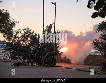 Athen, Griechenland. Oktober 2024. Griechische Soldaten feuern während der Feierlichkeiten zum Ohi Day, dem griechischen Nationalfeiertag, eine Kanone über die Stadt Athen. Der OHI-Tag erinnert an die Ablehnung des Ultimatums des italienischen Diktators Benito Mussolini am 28. Oktober 1940 durch den griechischen Premierminister Ioannis Metaxas und den anschließenden hellenischen Gegenangriff auf die italienischen Truppen. (Kreditbild: © Dimitris Aspiotis/Pacific Press via ZUMA Press Wire) NUR REDAKTIONELLE VERWENDUNG! Nicht für kommerzielle ZWECKE! Stockfoto