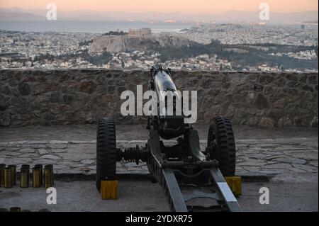 Athen, Griechenland. Oktober 2024. Eine Kanone der Hellenischen Armee kann auf dem Lycabettus während der Feierlichkeiten zum Ohi Day, dem griechischen Nationalfeiertag, gesehen werden. Der OHI-Tag erinnert an die Ablehnung des Ultimatums des italienischen Diktators Benito Mussolini am 28. Oktober 1940 durch den griechischen Premierminister Ioannis Metaxas und den anschließenden hellenischen Gegenangriff auf die italienischen Truppen. (Kreditbild: © Dimitris Aspiotis/Pacific Press via ZUMA Press Wire) NUR REDAKTIONELLE VERWENDUNG! Nicht für kommerzielle ZWECKE! Stockfoto