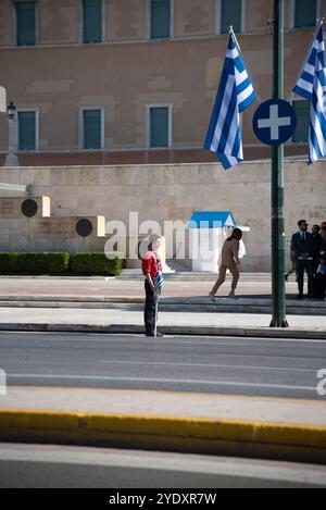 Athen, Griechenland. Oktober 2024. Athen, Griechenland, 28. Oktober 2024. Schüler aus mehr als 200 Schulen in Athen, Griechenland, nahmen an der Parade zur Nationalfeier am 28. Oktober 2024 Teil. (Foto: Kostas Galanis/SIPA USA) Credit: SIPA USA/Alamy Live News Stockfoto