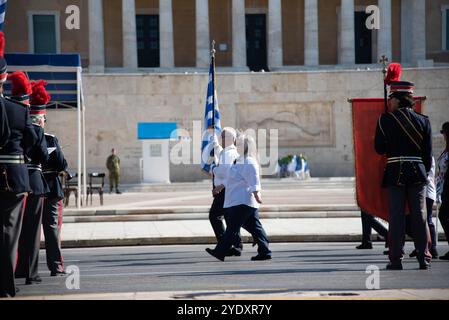 Athen, Griechenland. Oktober 2024. Athen, Griechenland, 28. Oktober 2024. Schüler aus mehr als 200 Schulen in Athen, Griechenland, nahmen an der Parade zur Nationalfeier am 28. Oktober 2024 Teil. (Foto: Kostas Galanis/SIPA USA) Credit: SIPA USA/Alamy Live News Stockfoto