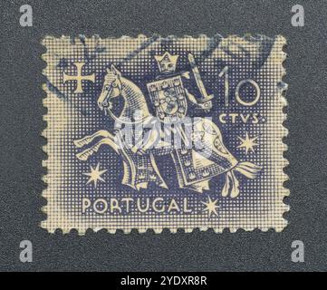 Gestempelte Briefmarke, gedruckt von Portugal, das Reitersiegel von König Diniz, um 1953 zeigt. Stockfoto