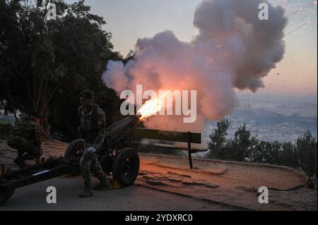 Athen, Griechenland. Oktober 2024. Griechische Soldaten feuern eine Kanone über die Stadt Athen, während die Akropolis im Hintergrund zu den Feierlichkeiten zum Ohi-Tag, dem griechischen Nationalfeiertag, zu sehen ist. Der OHI-Tag erinnert an die Ablehnung des Ultimatums des italienischen Diktators Benito Mussolini am 28. Oktober 1940 durch den griechischen Premierminister Ioannis Metaxas und den anschließenden hellenischen Gegenangriff auf die italienischen Truppen. (Kreditbild: © Dimitris Aspiotis/Pacific Press via ZUMA Press Wire) NUR REDAKTIONELLE VERWENDUNG! Nicht für kommerzielle ZWECKE! Stockfoto