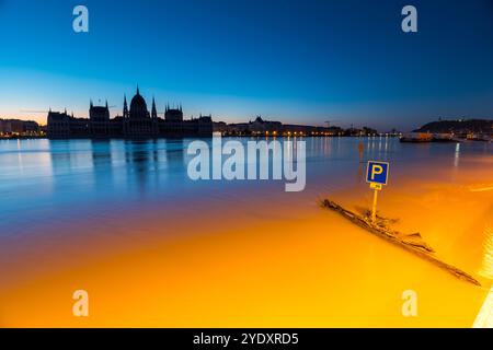 Budapest, Ungarn - 22. September 2024: Sonnenaufgang vor dem parlamentsgebäude, überflutete die Donau im Vordergrund. Stockfoto