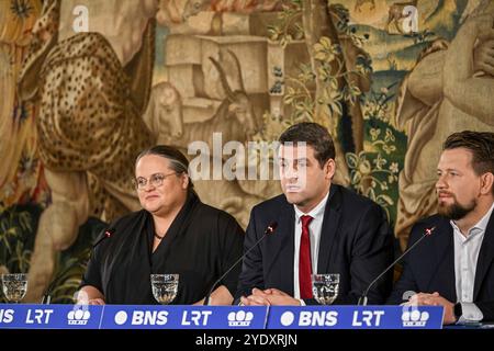 Vilnius, Litauen. Oktober 2024. Remigijus Zemaitaitis (C), Leiter der Morgenröte der Nemunas (Nemuno Ausra), nimmt an einer Pressekonferenz in Vilnius, Litauen, am 28. Oktober 2024 Teil. Litauens oppositionelle Sozialdemokratische Partei (LSDP) gewann am Sonntag die Abwertung der Parlamentswahlen, wie vorläufige Ergebnisse der Zentralen Wahlkommission belegen. Quelle: Alfredas Pliadis/Xinhua/Alamy Live News Stockfoto