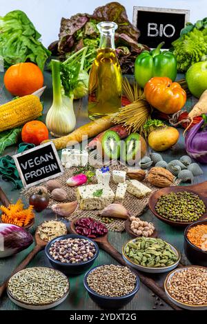 Die wichtigsten Zutaten zum Kochen und Essen vegan. Vegane pflanzliche Ernährung 016357 023 Stockfoto