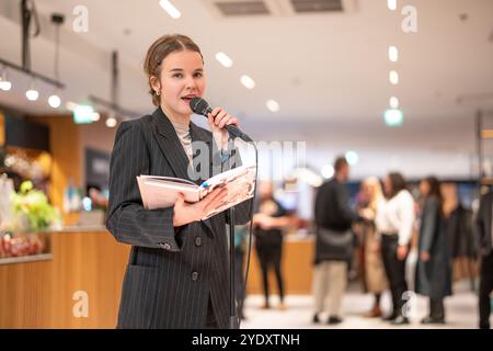 Lyriklesen in der Lobbybar des Holiday Inn Expo Hotel im Zusammenhang mit der Helsinki Buchmesse 2024 Stockfoto