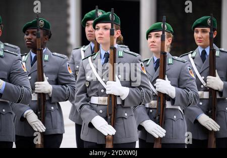 Berlin, Deutschland. Oktober 2024. Soldaten der Ehrenbildung der Bundeswehr stehen vor der Begrüßung des kroatischen Verteidigungsministers im Bendlerblock, dem Sitz des Bundesverteidigungsministeriums. Quelle: Bernd von Jutrczenka/dpa/Alamy Live News Stockfoto