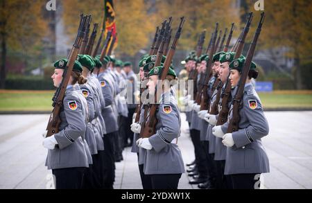 Berlin, Deutschland. Oktober 2024. Soldaten der Ehrenbildung der Bundeswehr stehen vor der Begrüßung des kroatischen Verteidigungsministers im Bendlerblock, dem Sitz des Bundesverteidigungsministeriums. Quelle: Bernd von Jutrczenka/dpa/Alamy Live News Stockfoto