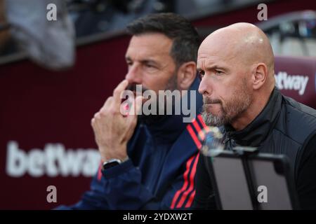 LONDON, UK - 27. Oktober 2024: Manchester United-Trainer Erik Ten Hag mit Manchester United Assistenztrainer Ruud van Nistelrooy im Hintergrund während des Premier League-Spiels zwischen West Ham United und Manchester United im London Stadium (Credit: Craig Mercer/ Alamy Live News) Stockfoto