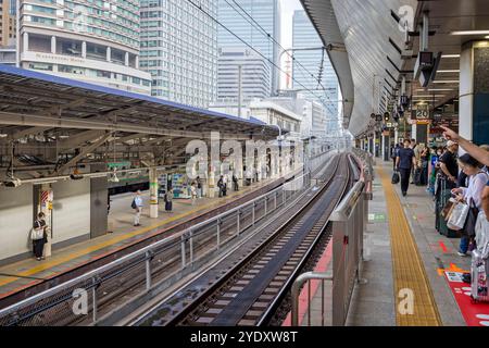 Platorms und Eisenbahnlinien vom Shinkensen-Bahnsteig im Bahnhof Tokio aus gesehen am 7. Oktober 2024 Stockfoto