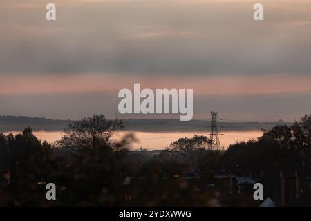 Nebliger Sonnenaufgang über den südlichen Tiefen, Worthing, West Sussex, Großbritannien Stockfoto