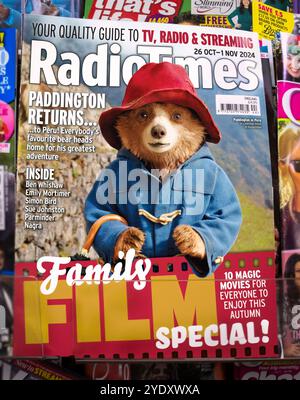 Paddington Bear erscheint auf dem Cover des Magazins Radio Times für die bevorstehende Veröffentlichung von Paddington 3 - Paddington in Peru, verdorben von Dougal Wilson. Stockfoto