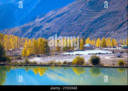 Herbst in den Bergen. Sissu ist eine kleine Stadt im indischen Lahaul Valley in Himachal Pradesh, .40 km von Manali und dem Ufer des Chandrabhaga River entfernt. Stockfoto