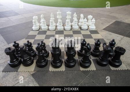 Großes Schachspiel auf dem Boden im öffentlichen Raum. Bereit für alle, um ein Spiel zu genießen. Singapur. Stockfoto