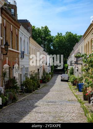 London - 06 16 2022: Blick auf Ennismore Gardens Mews Stockfoto