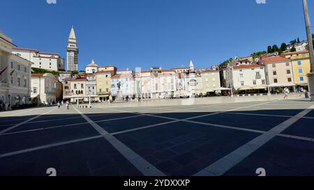 Piran, Slowenien: Juli 4,2024: Blick auf Einheimische und Touristen, die sich an einem sonnigen Tag am Strand in Piran Slowenien entspannen und sonnen Stockfoto