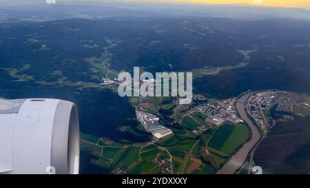Blick aus der Vogelperspektive auf die Landschaft Sloweniens mit Bergen und üppigen grünen Wiesen. Stockfoto