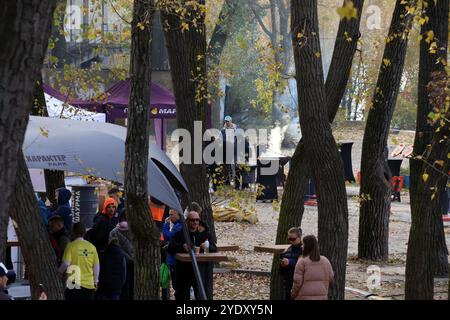 KIEW, UKRAINE - 27. OKTOBER 2024 - die Menschen entspannen sich auf der Insel Truchaniv, Kiew, Hauptstadt der Ukraine. Stockfoto