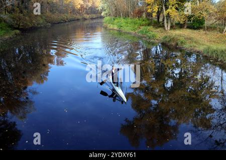 KIEW, UKRAINE - 27. OKTOBER 2024 - Ein Mann fährt mit dem Kajak auf der Insel Truchaniv, Kiew, Hauptstadt der Ukraine. Stockfoto