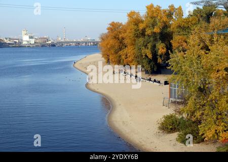 KIEW, UKRAINE - 27. OKTOBER 2024 - Menschen besuchen die Insel Truchaniv am Fluss Dnipro in Kiew, Hauptstadt der Ukraine. Stockfoto