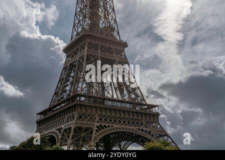 Ein Detail des berühmten Eiffelturms in Paris, Frankreich, vor einem dramatischen Himmel Stockfoto