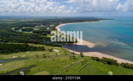 Westlicher Luftblick auf Coco Beach. Blick auf Bahia Beach Resort, Golfplätze und Strände am Meer in Rio Grande, Puerto Rico, Karibik. Stockfoto