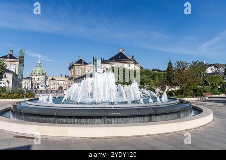 Wunderschöner Brunnen im Königlichen Dänischen Palast Amalienborg. Königliche Residenz in Kopenhagen, Dänemark - 10. Oktober 2024 Stockfoto