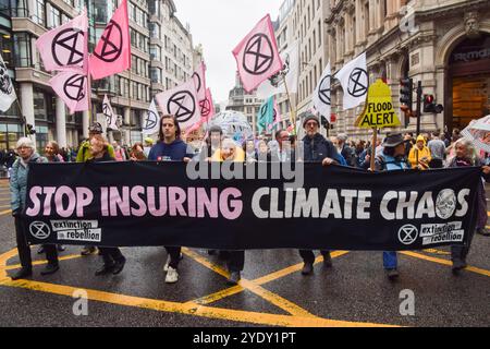 London, Großbritannien. Oktober 2024. Aktivisten der Extinction Rebellion marschieren in der City of London, dem Finanzviertel der Hauptstadt, um dreitägige Proteste zu starten, die Versicherungsgesellschaften auffordern, die Versicherung von Projekten mit fossilen Brennstoffen einzustellen. Quelle: Vuk Valcic/Alamy Live News Stockfoto