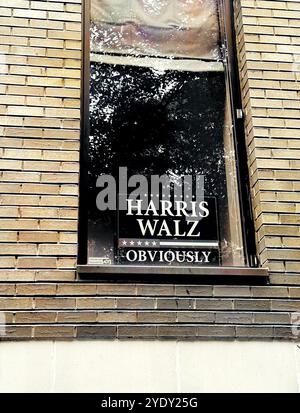 "Harris Walz offensichtlich"-Schild in einem Fenster des Wohnhauses in Cobble Hill, Brooklyn, New York, 27. September 2024. Stockfoto