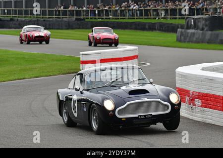 Jimmie Johnson, Dario Franchitti, Aston Martin DB4GT, Stirling Moss Memorial Trophy, mit GT-Fahrzeugen mit geschlossenem Cockpit, die vor 1963 gefahren wurden Stockfoto