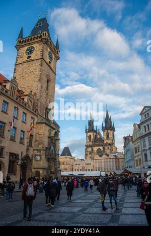 Prag, Tschechische Republik 11. Dezember 2023, gut besuchter Weihnachtsmarkt auf dem Altstädter Ring in Prag Stockfoto