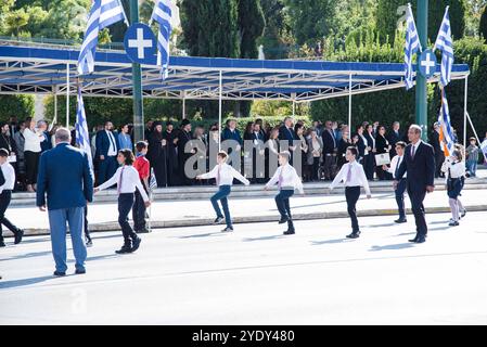 Griechenland: Studentenparade vor dem griechischen parlamentsgebäude am 28. Oktober. Athen, Griechenland, 28. Oktober 2024. Schüler aus mehr als 200 Schulen in Athen, Griechenland, nahmen an der Parade zur Nationalfeier am 28. Oktober 2024 Teil. Athen Attiki Griechenland Copyright: XKostasxGalanisx Stockfoto