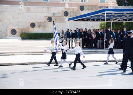 Griechenland: Studentenparade vor dem griechischen parlamentsgebäude am 28. Oktober. Athen, Griechenland, 28. Oktober 2024. Schüler aus mehr als 200 Schulen in Athen, Griechenland, nahmen an der Parade zur Nationalfeier am 28. Oktober 2024 Teil. Athen Attiki Griechenland Copyright: XKostasxGalanisx Stockfoto