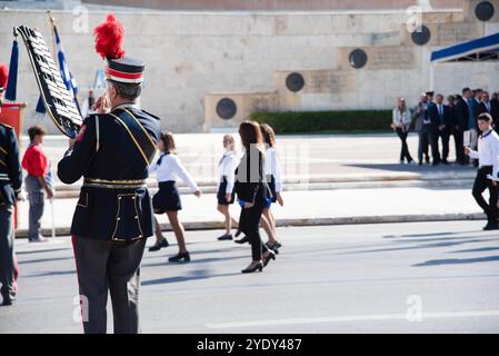 Griechenland: Studentenparade vor dem griechischen parlamentsgebäude am 28. Oktober. Athen, Griechenland, 28. Oktober 2024. Schüler aus mehr als 200 Schulen in Athen, Griechenland, nahmen an der Parade zur Nationalfeier am 28. Oktober 2024 Teil. Athen Attiki Griechenland Copyright: XKostasxGalanisx Stockfoto